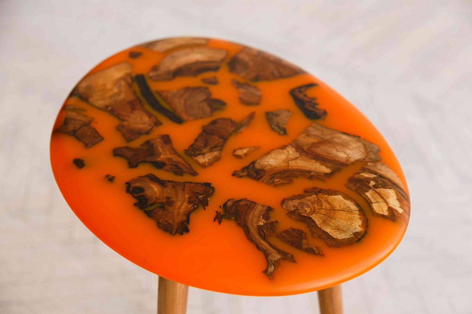 Столик из карагача с оранжевой смолой, деревянные ножки, h-520 мм