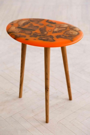 Столик из карагача с оранжевой смолой, деревянные ножки, h-520 мм