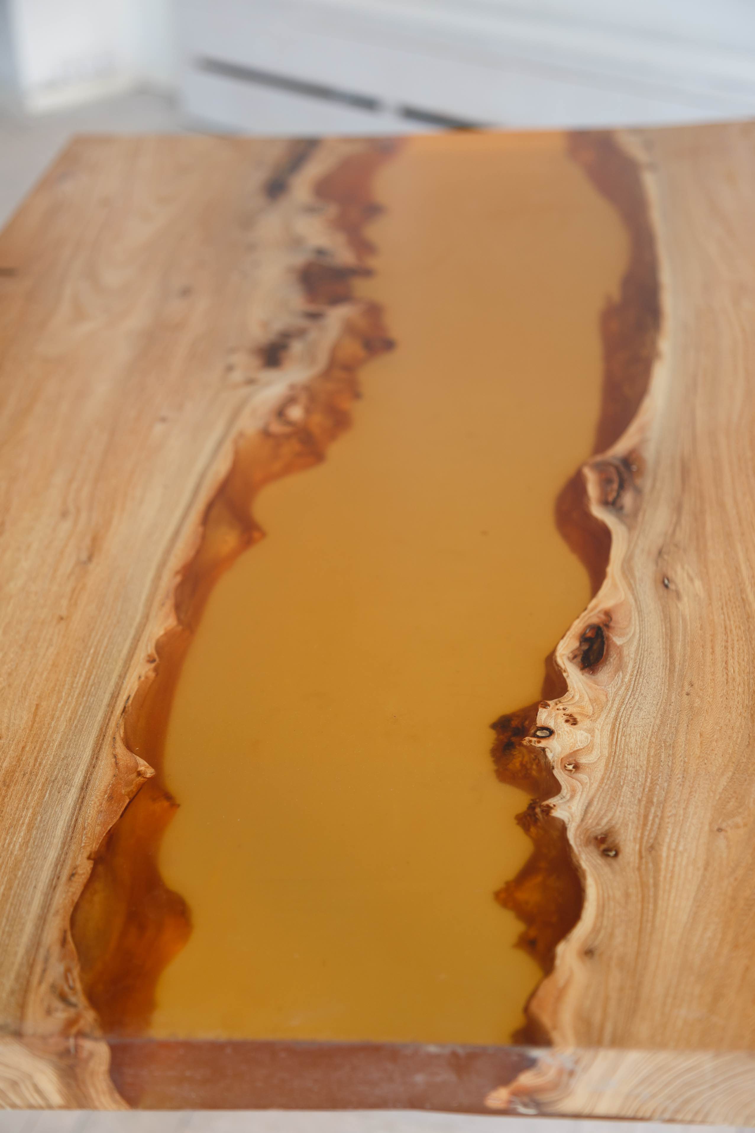Столешница-река "Каньон" с прозрачной смолой янтарного цвета, 40*800*1200 мм